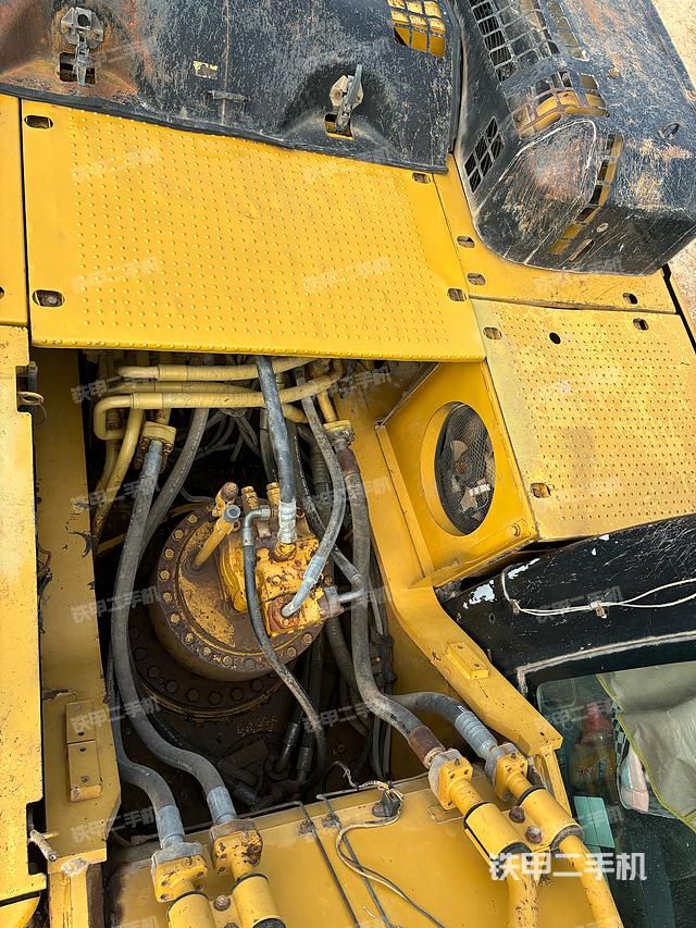 駕駛室頂部(整機(jī)外觀) 駕駛室頂部(整機(jī)外觀)