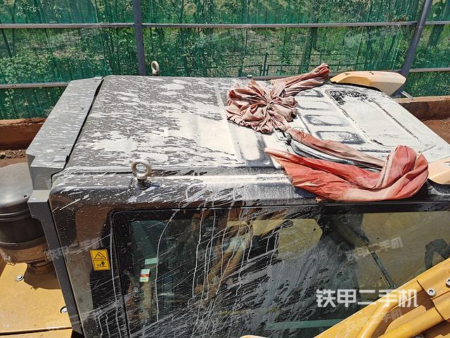 駕駛室頂部(整機(jī)外觀) 駕駛室頂部(整機(jī)外觀)