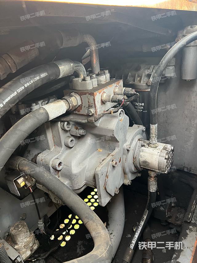 液压泵舱室正面整体（整机外观）