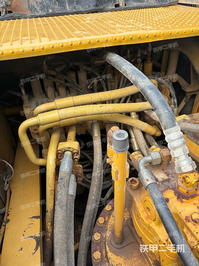 回轉(zhuǎn)馬達(dá)和主控閥(整機(jī)外觀) 回轉(zhuǎn)馬達(dá)和主控閥(整機(jī)外觀)