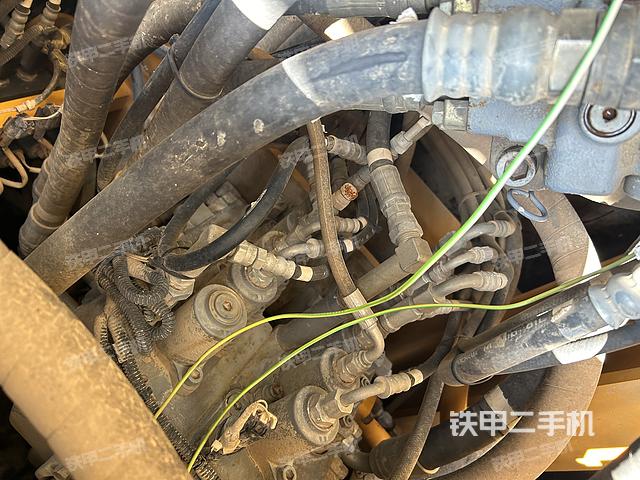 回轉(zhuǎn)馬達和主控閥(整機外觀) 回轉(zhuǎn)馬達和主控閥(整機外觀)
