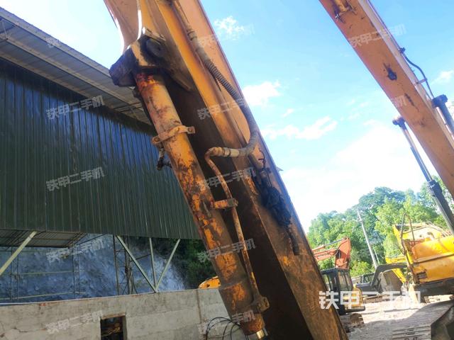 小臂整体左后(工作和回转装置) 小臂整体左后(工作和回转装置)