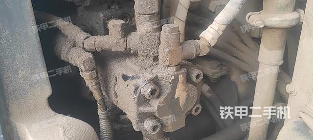 液压泵舱室正面整体（整机外观）