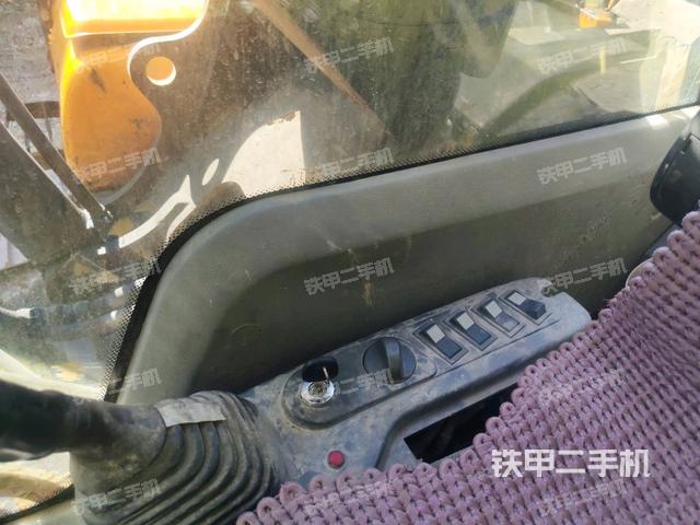 座椅右侧控制台/钥匙门/油门/含右手柄(驾驶室部分) 座椅右侧控制台/钥匙门/油门/含右手柄(驾驶室部分)