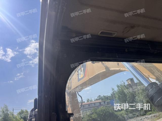 行走控制手柄和踏板?俯拍(駕駛室部分) 行走控制手柄和踏板?俯拍(駕駛室部分)