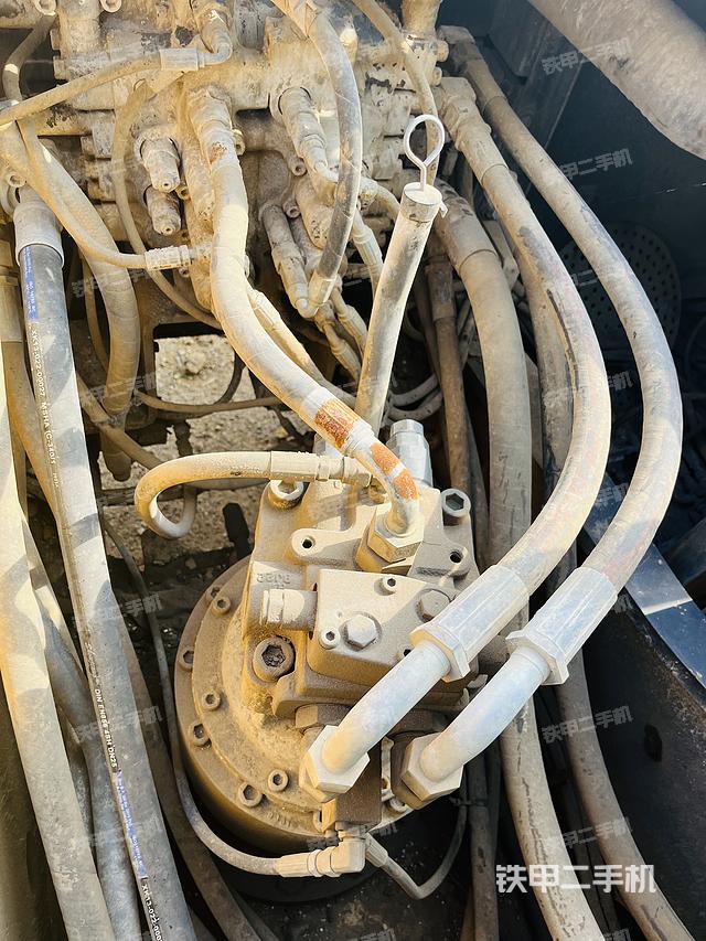 回转马达和主控阀（整机外观）