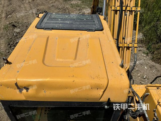 駕駛室頂部(整機(jī)外觀) 駕駛室頂部(整機(jī)外觀)