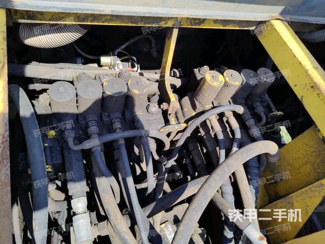 回转马达和主控阀(整机外观) 回转马达和主控阀(整机外观)