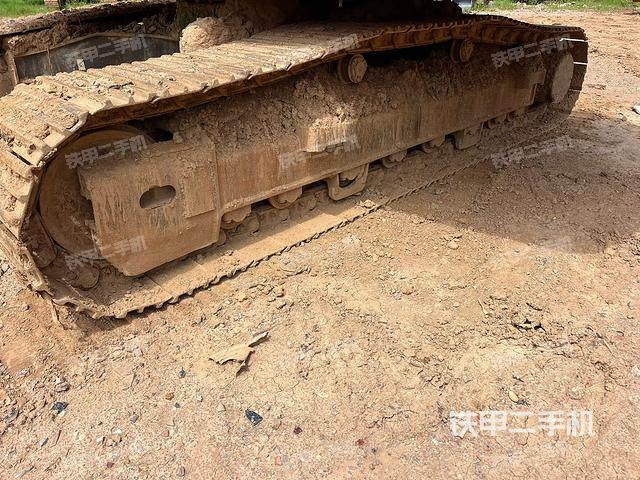 單側(cè)履帶整體(整機(jī)外觀) 單側(cè)履帶整體(整機(jī)外觀)