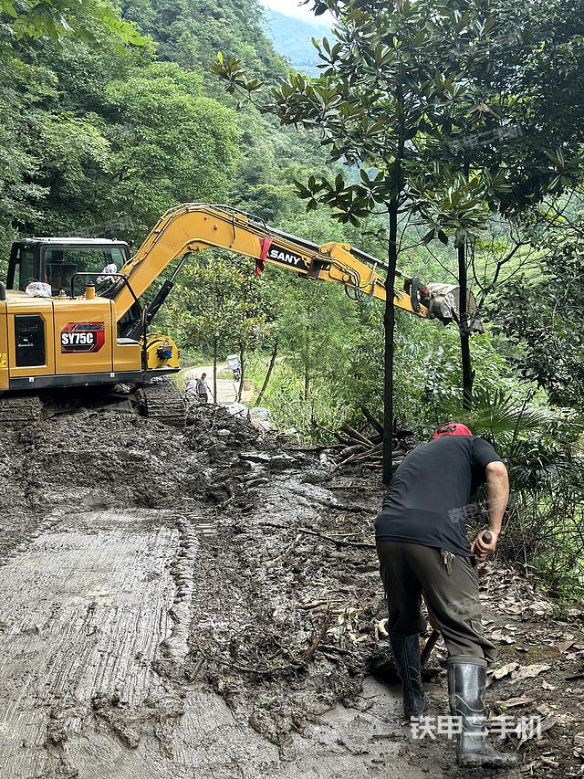 單側(cè)履帶整體(整機(jī)外觀) 單側(cè)履帶整體(整機(jī)外觀)