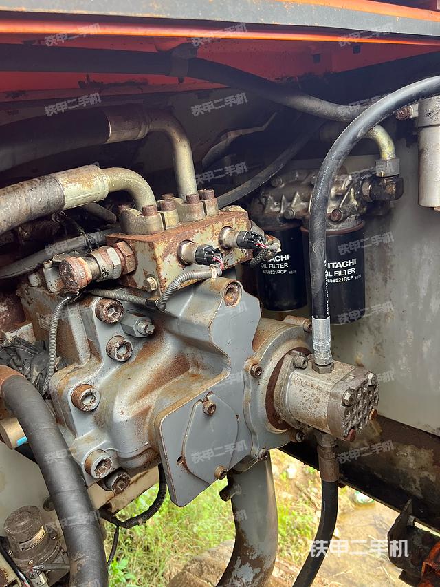 液压泵舱室正面整体（整机外观）