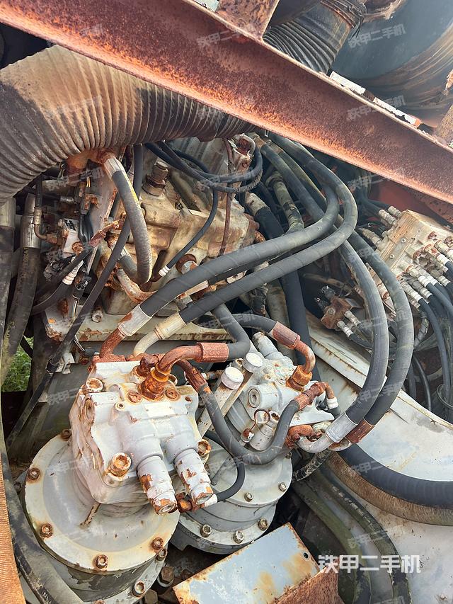 回转马达和主控阀（整机外观）