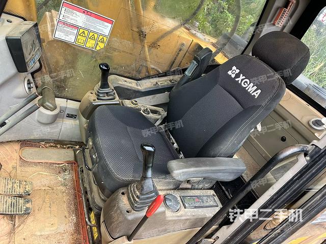駕駛室整體(整機(jī)外觀) 駕駛室整體(整機(jī)外觀)