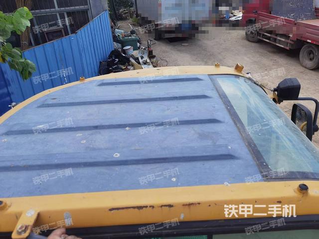 駕駛室頂部(整機(jī)外觀) 駕駛室頂部(整機(jī)外觀)