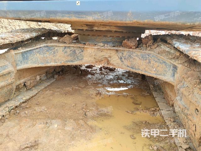 转盘和下车架正前(工作和回转装置) 转盘和下车架正前(工作和回转装置)