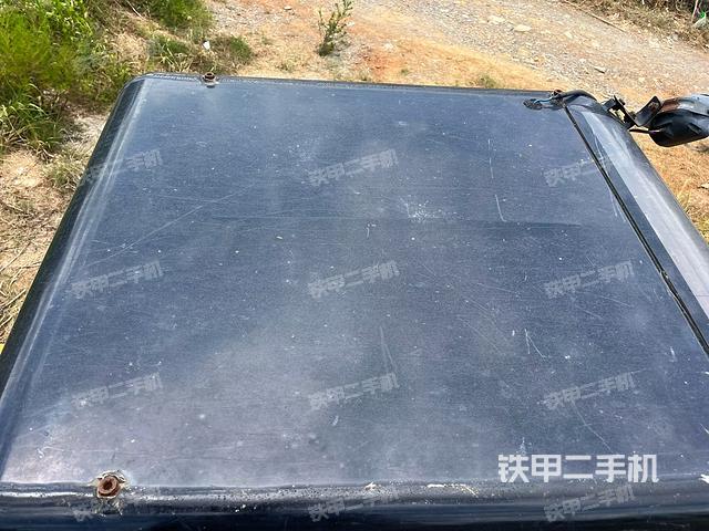 駕駛室頂部(整機(jī)外觀) 駕駛室頂部(整機(jī)外觀)