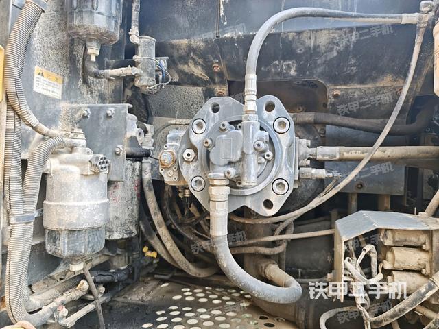 液压泵舱室正面整体（整机外观）