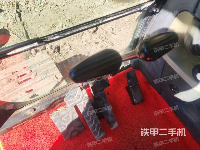 行走控制手柄和踏板?俯拍(駕駛室部分) 行走控制手柄和踏板?俯拍(駕駛室部分)