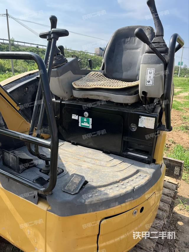 駕駛室頂部(整機(jī)外觀) 駕駛室頂部(整機(jī)外觀)