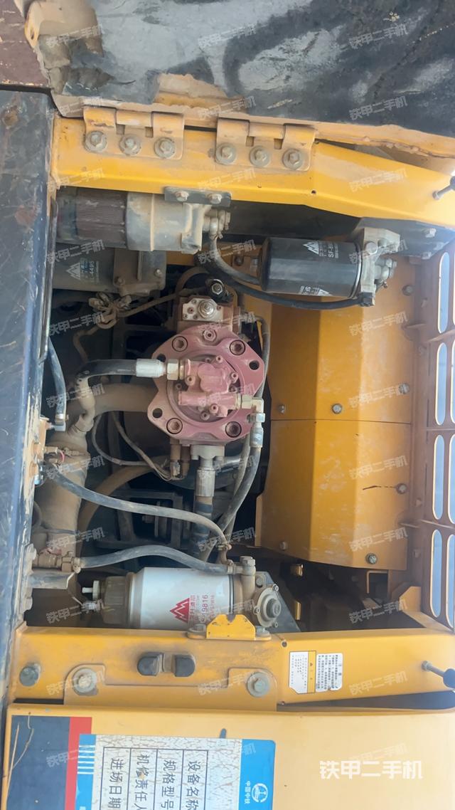 液压泵舱室正面整体（整机外观）