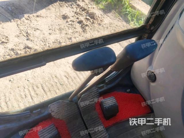 行走控制手柄和踏板 俯拍(驾驶室部分) 行走控制手柄和踏板 俯拍(驾驶室部分)