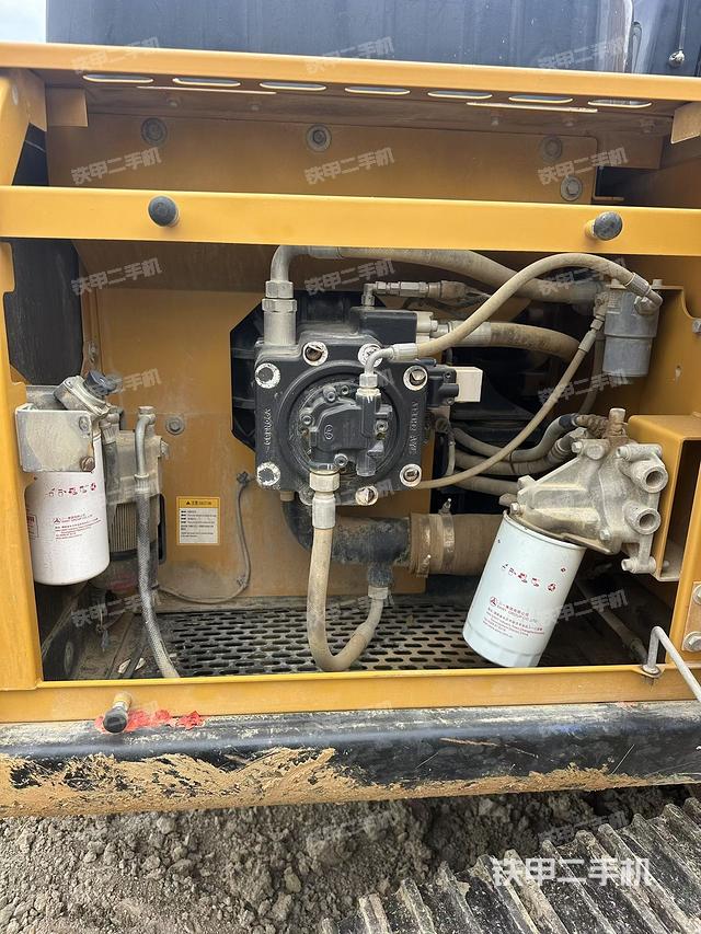 液壓泵艙室正面整體(整機(jī)外觀) 液壓泵艙室正面整體(整機(jī)外觀)