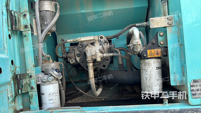 液压泵舱室正面整体（整机外观）