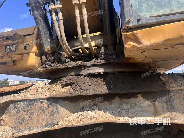 轉盤和下車架正前(工作和回轉裝置) 轉盤和下車架正前(工作和回轉裝置)