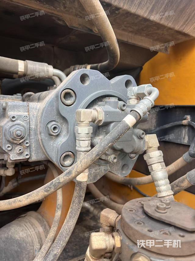 液壓泵艙室正面整體(整機外觀) 液壓泵艙室正面整體(整機外觀)