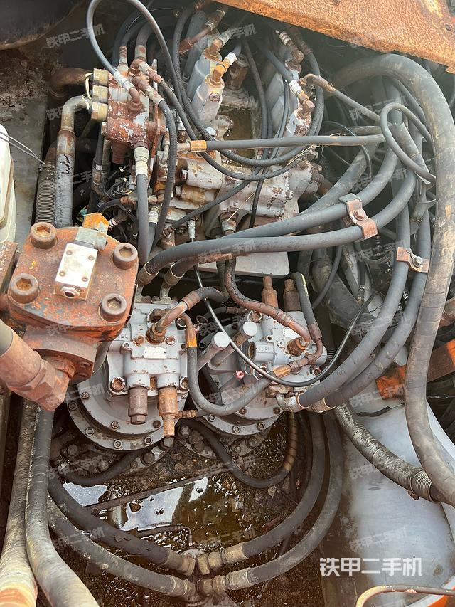 回转马达和主控阀（整机外观）