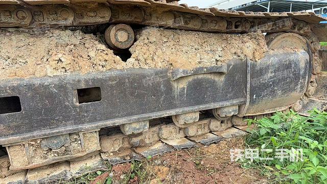 單側(cè)履帶整體(整機(jī)外觀) 單側(cè)履帶整體(整機(jī)外觀)