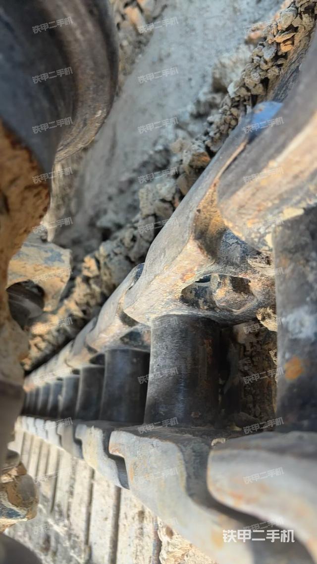 單側(cè)履帶整體(整機(jī)外觀) 單側(cè)履帶整體(整機(jī)外觀)