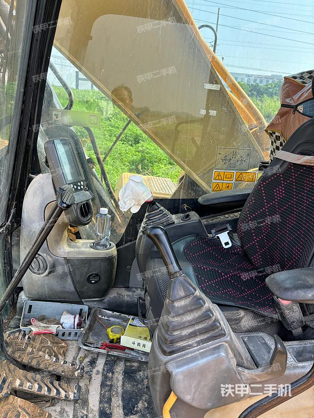 駕駛室整體(整機(jī)外觀) 駕駛室整體(整機(jī)外觀)