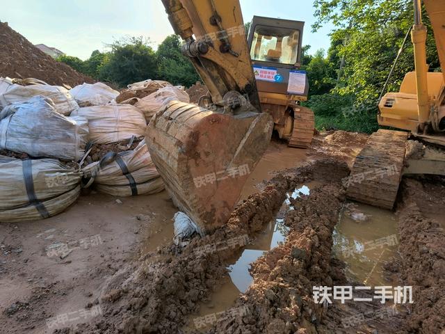 鏟斗右后整體(工作和回轉(zhuǎn)裝置) 鏟斗右后整體(工作和回轉(zhuǎn)裝置)