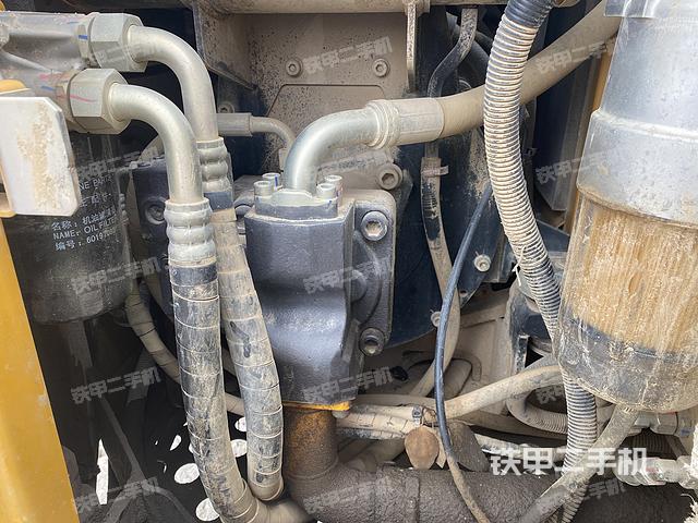 液压泵舱室正面整体（整机外观）