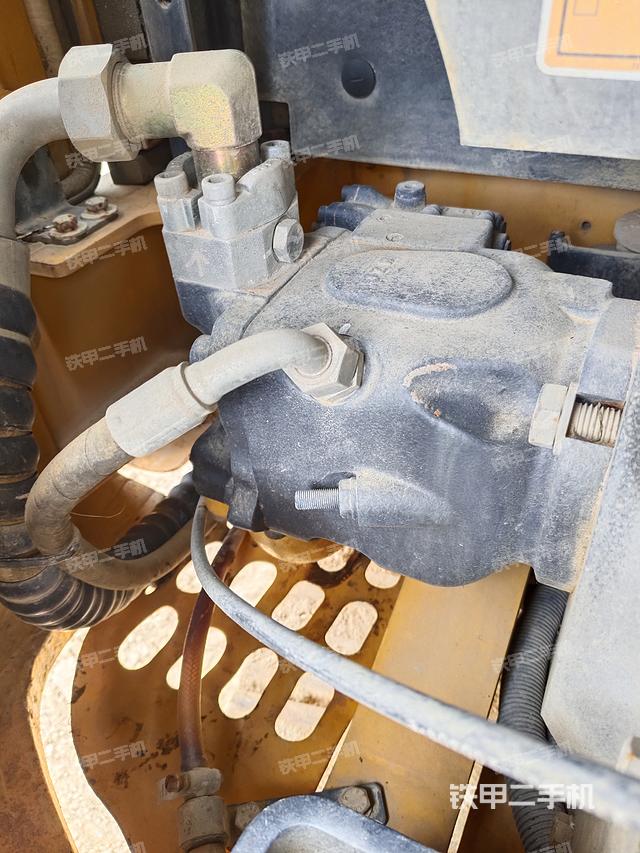 液压泵舱室正面整体（整机外观）