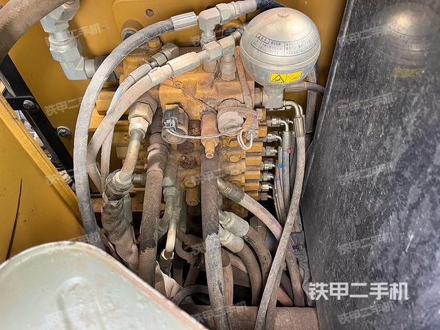 回轉(zhuǎn)馬達(dá)和主控閥(整機(jī)外觀) 回轉(zhuǎn)馬達(dá)和主控閥(整機(jī)外觀)