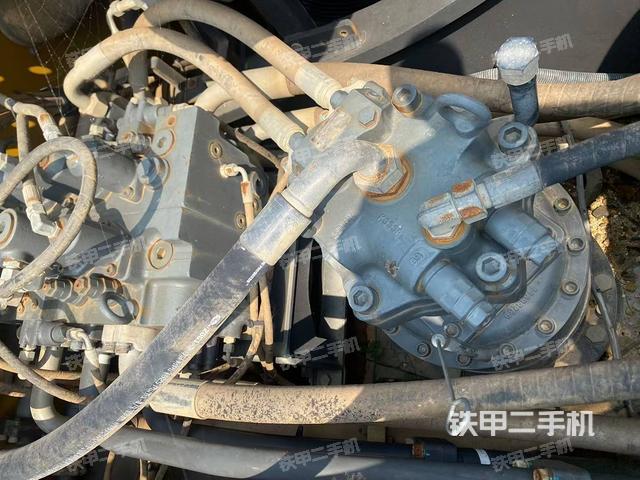 回转马达和主控阀(整机外观) 回转马达和主控阀(整机外观)
