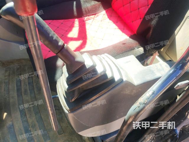 座椅左侧控制台/音响/含左手柄(驾驶室部分) 座椅左侧控制台/音响/含左手柄(驾驶室部分)