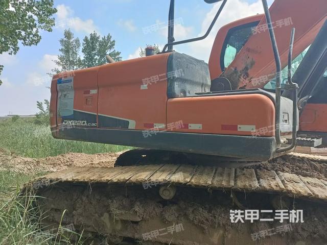 駕駛室頂部(整機(jī)外觀) 駕駛室頂部(整機(jī)外觀)