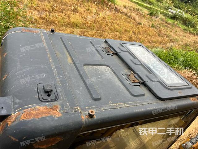 駕駛室頂部(整機(jī)外觀) 駕駛室頂部(整機(jī)外觀)