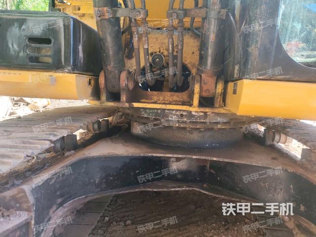 大臂背部俯視(工作和回轉(zhuǎn)裝置) 大臂背部俯視(工作和回轉(zhuǎn)裝置)
