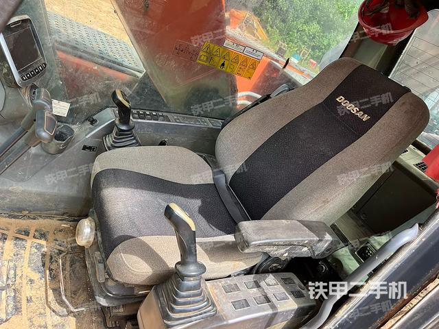 駕駛室整體(整機(jī)外觀) 駕駛室整體(整機(jī)外觀)