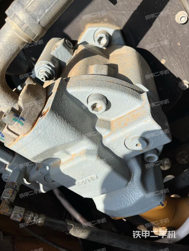 液壓泵艙室正面整體(整機外觀) 液壓泵艙室正面整體(整機外觀)