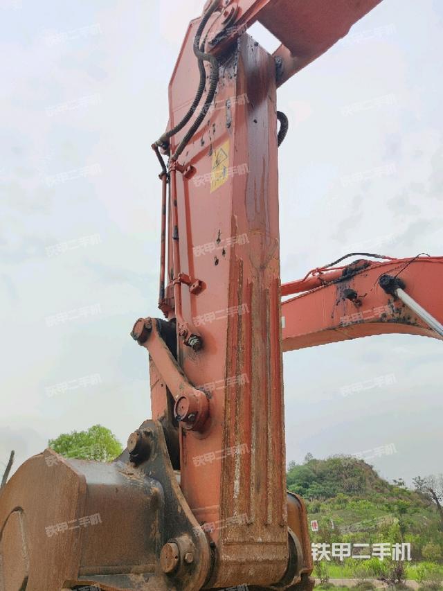 小臂整体左后(工作和回转装置) 小臂整体左后(工作和回转装置)