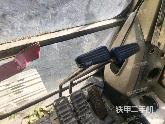 行走控制手柄和踏板 俯拍(驾驶室部分) 行走控制手柄和踏板 俯拍(驾驶室部分)