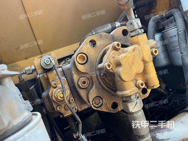 液壓泵艙室正面整體(整機(jī)外觀) 液壓泵艙室正面整體(整機(jī)外觀)