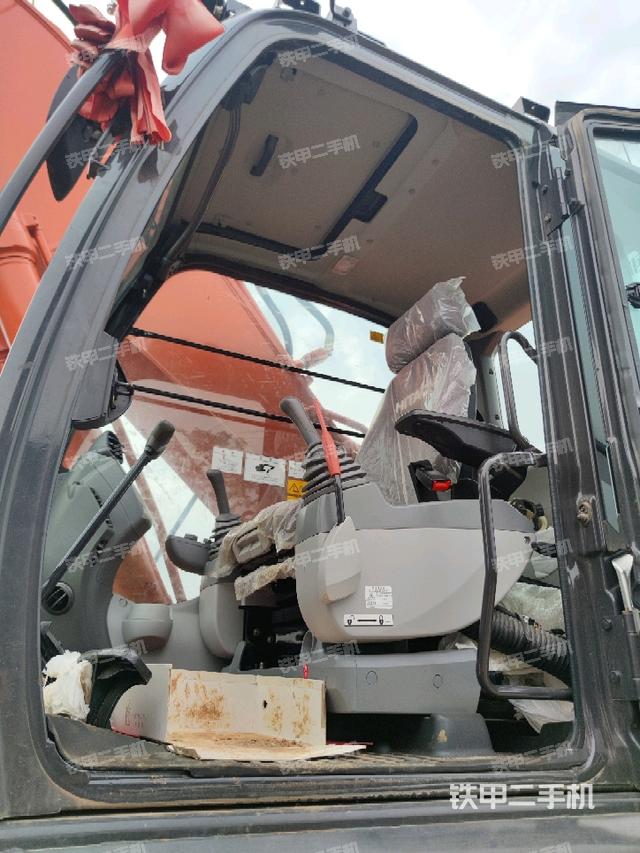 顶棚整体(驾驶室部分) 顶棚整体(驾驶室部分)