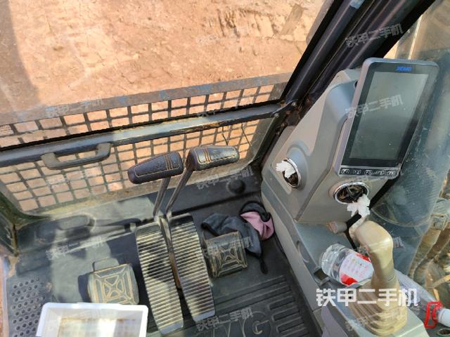 行走控制手柄和踏板 俯拍(驾驶室部分) 行走控制手柄和踏板 俯拍(驾驶室部分)