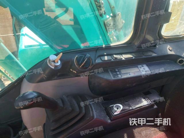 座椅右侧控制台/钥匙门/油门/含右手柄(驾驶室部分) 座椅右侧控制台/钥匙门/油门/含右手柄(驾驶室部分)